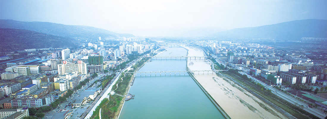 水是人類生產和生活必不可少的寶貴資源，但其自然存在的狀態并不完全符合人類的需要。只有修建水利工程，才能控制水流，防止洪澇災害，并進行水量的調節和分配，以滿足人民生活和生產對水資源的需要。